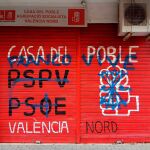 La sede de la Agrupación Socialista València Nord ha amanecido con pintadas en su puerta con la frase «Franco Vive», junto al dibujo de un escudo de la falange y las siglas de PSPV y PSOE tachadas, lo que ha propiciado condenas, entre otros, del ministro de Fomento en funciones, José Luis Ábalos