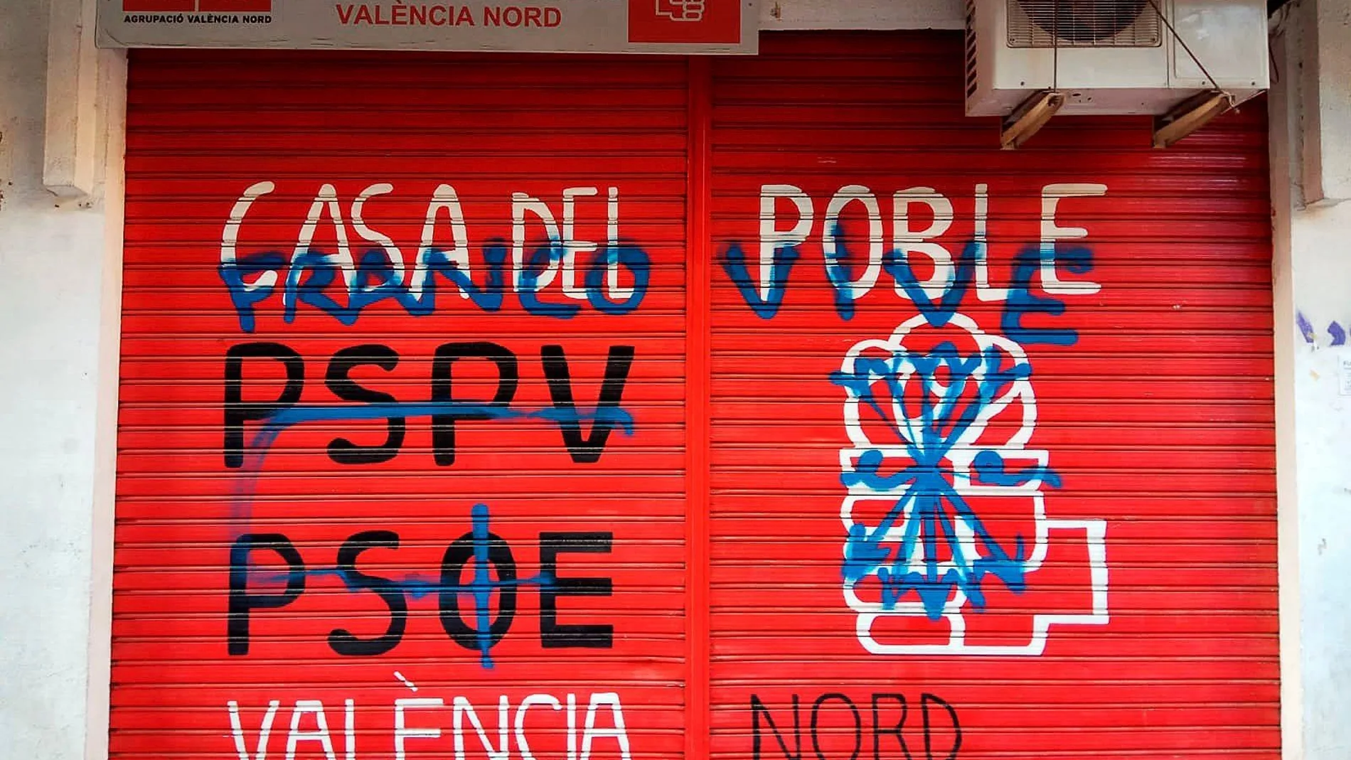 La sede de la Agrupación Socialista València Nord ha amanecido con pintadas en su puerta con la frase «Franco Vive», junto al dibujo de un escudo de la falange y las siglas de PSPV y PSOE tachadas, lo que ha propiciado condenas, entre otros, del ministro de Fomento en funciones, José Luis Ábalos