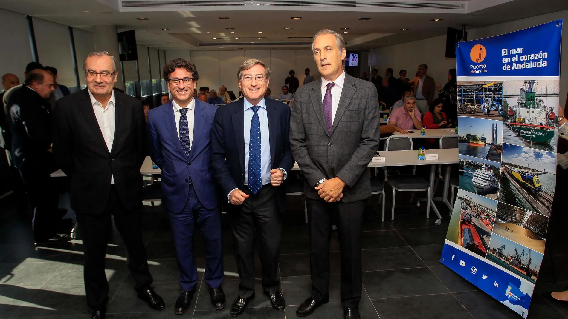Rafael Carmona, (en el centro a la derecha) en la jornada Ports 4.0 de Puertos del Estado ayer en el Puerto de Sevilla / Foto: Manuel Olmedo