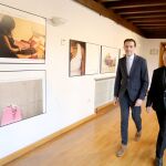 Conrado Íscar y Ricardo Blázquez junto a algunas de las fotografías que se pueden ver en esta muestra