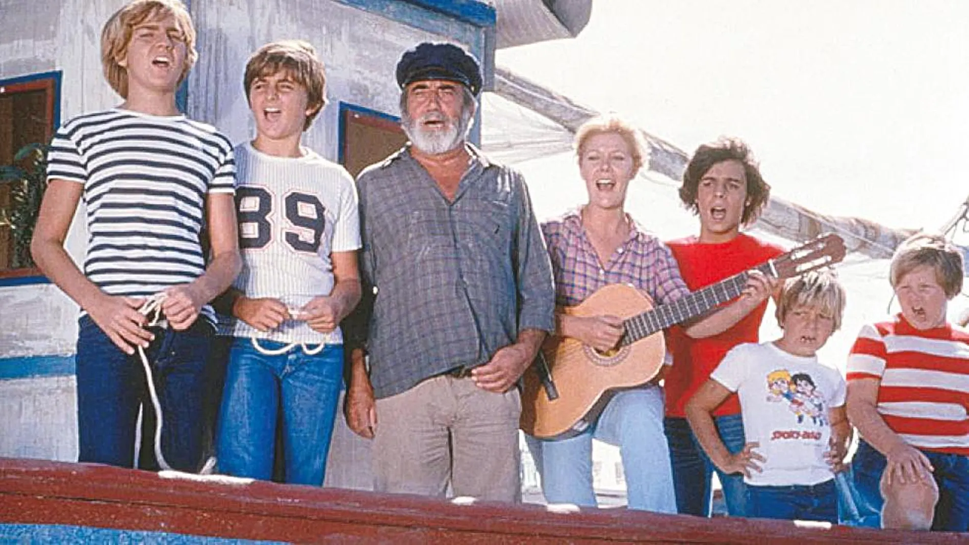 Los jóvenes de «Verano Azul», Quique, Piraña, Pancho, Javi, y Tito, junto a Chanquete y Julia, a la Guitarra, en el barco del viejo marinero
