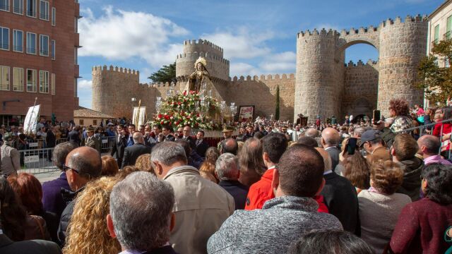 Miles de personas acompañaron a la Santa en su procesión por las calles de Ávila