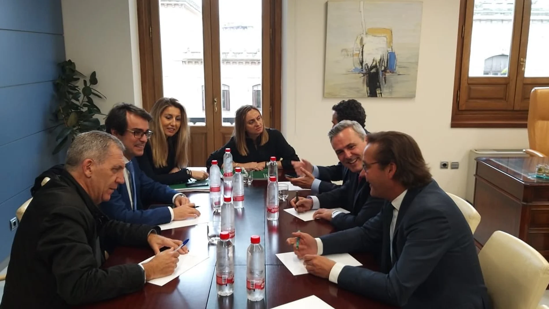 La ex secretaria general técnica de la Consejería de Fomento, Dolores Ortiz, junto a la consejera de Fomento, Marifrán Carazo, durante una reunión / Foto: La Razón