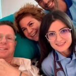 Imagen de Instagram de Cadaval junto a varios médicos tras ser atendido en un servicio de urgencias de un hospital de Sevilla.