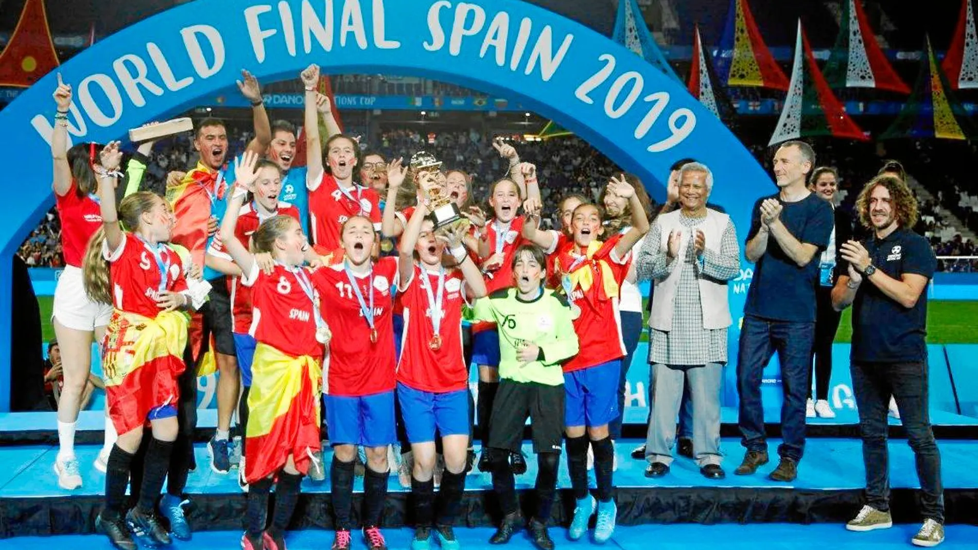 Las campeonas del mundo lo celebran por todo lo alto ante la presencia de Carles Puyol (derecha)