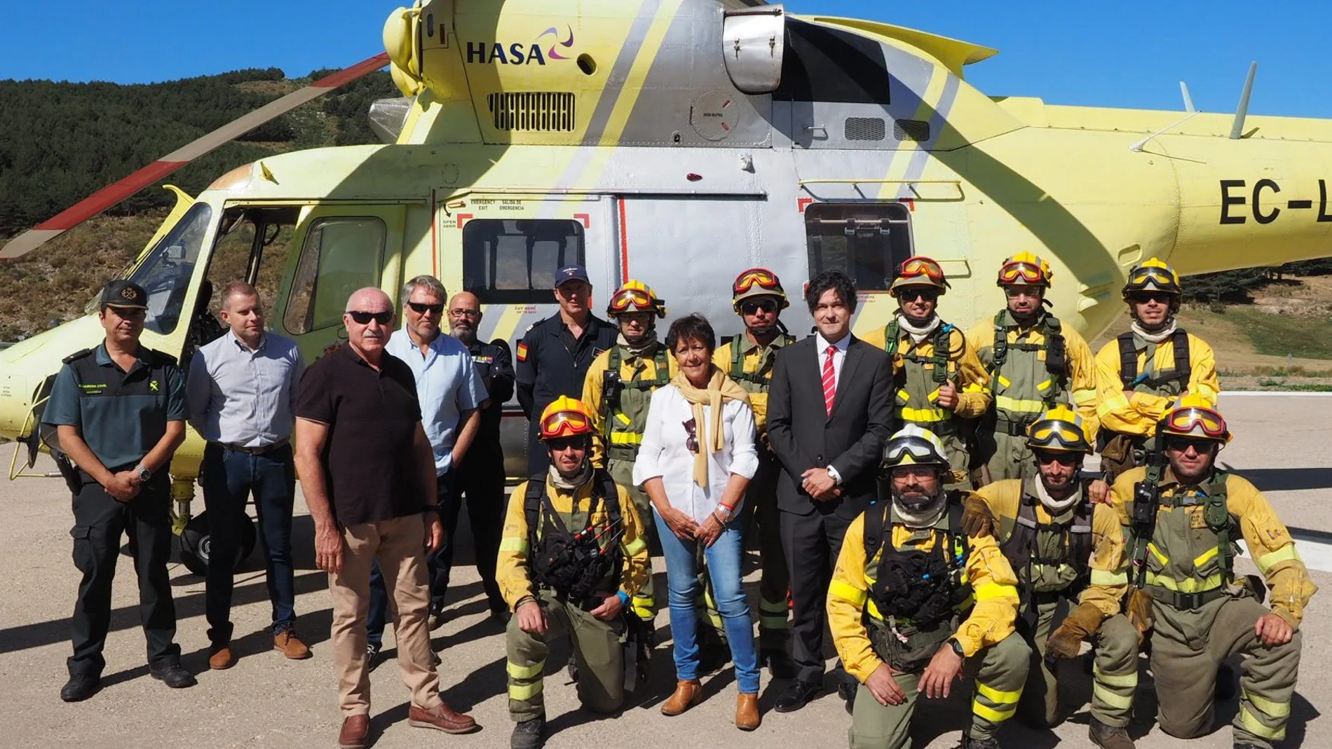 La delegada Mercedes Martín junto a los miembros de la Brigada