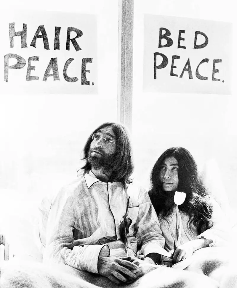 John Lennon y Yoko Ono en la suite presidencial del Hilton de Amsterdam, donde pasaban la luna de miel pero que convirtieron en una «performance»