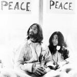 John Lennon y Yoko Ono en la suite presidencial del Hilton de Amsterdam, donde pasaban la luna de miel pero que convirtieron en una «performance»