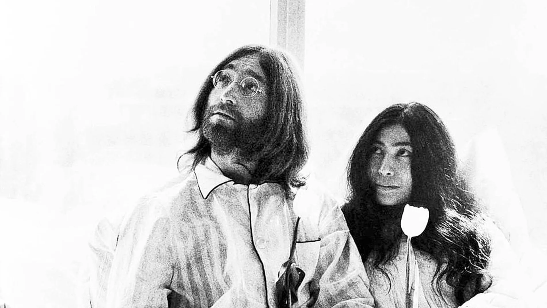 John Lennon y Yoko Ono en la suite presidencial del Hilton de Amsterdam, donde pasaban la luna de miel pero que convirtieron en una «performance»