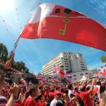 Ciudadanos ondeando banderas en el acto político de la celebración del Día Nacional de Gibraltar