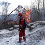 Un bombero durante las labores de extinción de un incendio en el Amazonas/AP