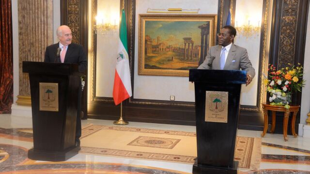 Teodoro Obiang Nguema (d), junto al expresidente de Colombia y máximo responsable de la Internacional Demócrata de Centro.