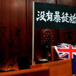 La bandera colonial británica colocada en la asamblea de Hong Kong. (AP Photo/Kin Cheung)