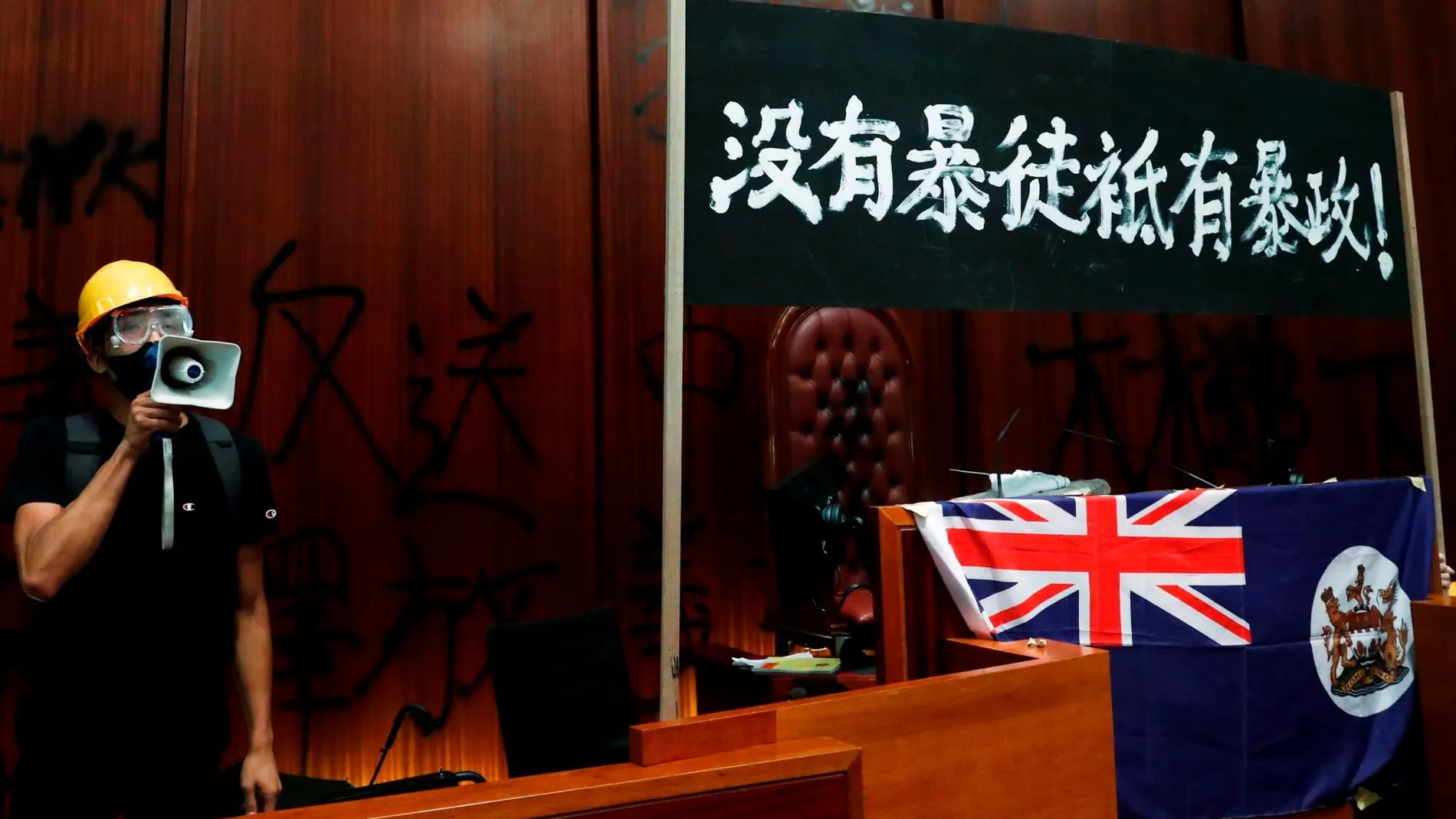 La bandera colonial británica colocada en la asamblea de Hong Kong. (AP Photo/Kin Cheung)