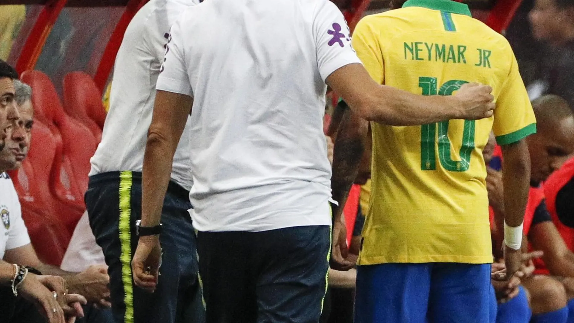 Neymar marchándose lesionado en el último partido con Brasil