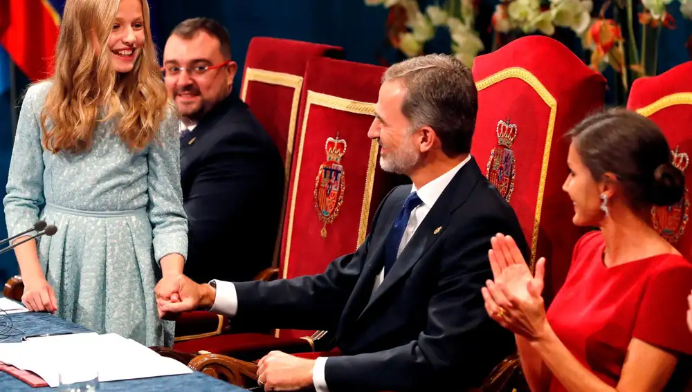 La princesa Leonor es felicitada por los reyes Felipe y Letizia, tras pronunciar su discurso en la ceremonia de entrega de los Premios Princesa de Asturias 2019. EFE/ Ballesteros