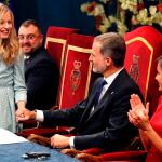 La princesa Leonor es felicitada por los reyes Felipe y Letizia, tras pronunciar su discurso en la ceremonia de entrega de los Premios Princesa de Asturias 2019. EFE/ Ballesteros