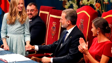 La princesa Leonor es felicitada por los reyes Felipe y Letizia, tras pronunciar su discurso en la ceremonia de entrega de los Premios Princesa de Asturias 2019. EFE/ Ballesteros