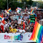 Vista de una bandera arcoiris en la manifestación del Orgullo 2019, bajo el lema “Mayores Sin Armarios: ¡Historia, Lucha y Memoria! Por una ley estatal", a su llegada a la plaza de Colón