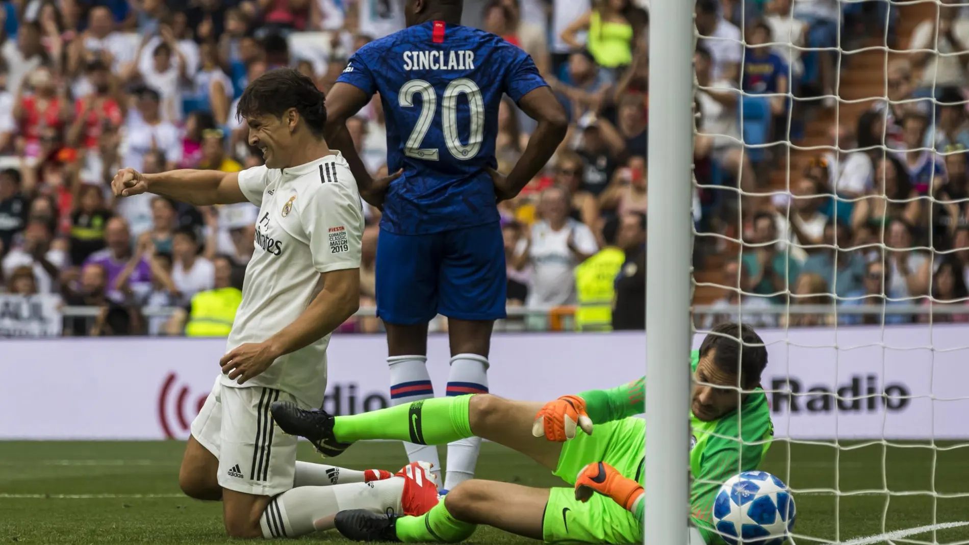 Morientes celebra uno de los goles que marcó al Chelsea