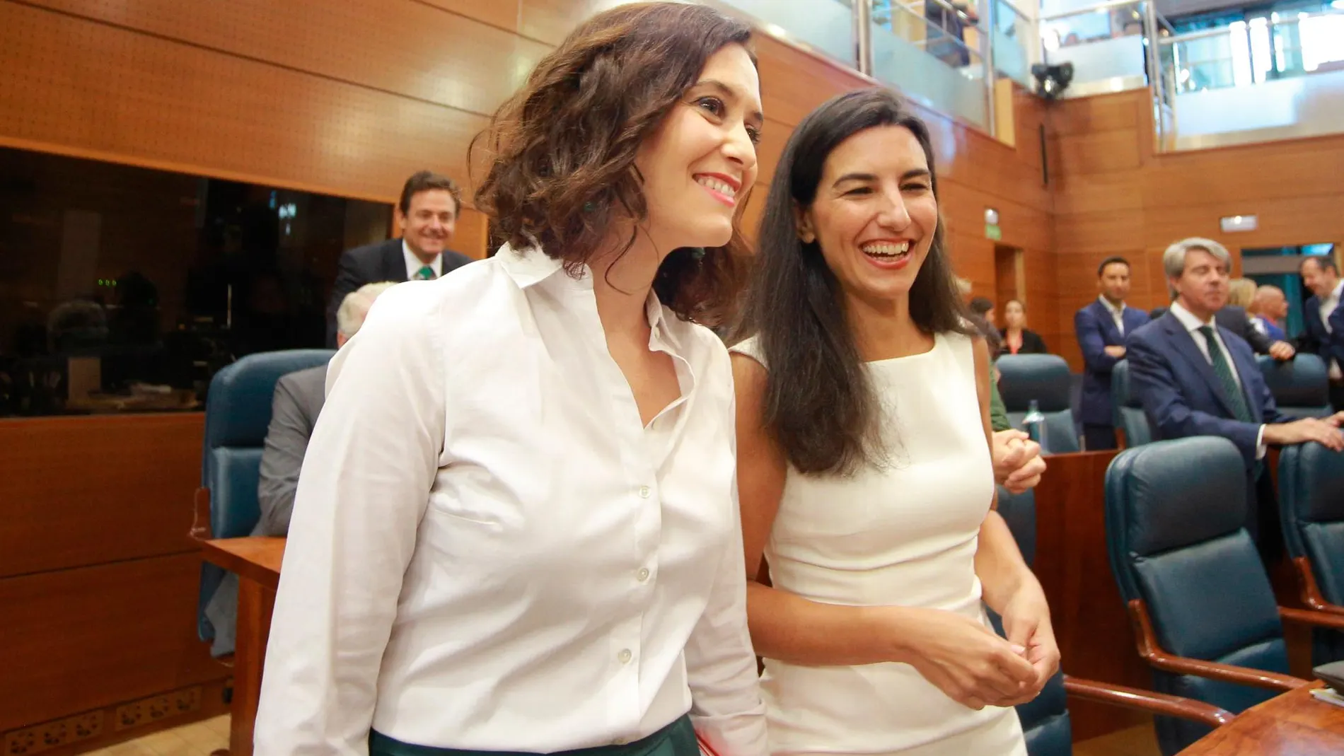 La candidata del PP a la Comunidad, Isabel Díaz Ayuso, junto a Rocio Monasterio (Vox) al inicio de la segunda y última sesión del pleno de investidura.