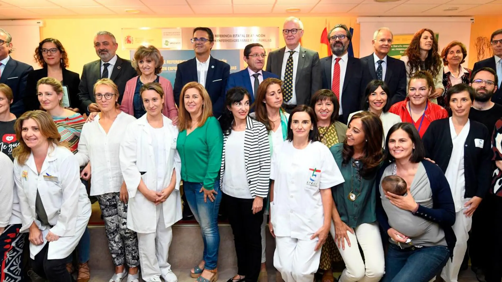 Foto de familia de Carcedo con trabajadores del Centro de Referencia Estatal de Enfermedades Raras de Burgos