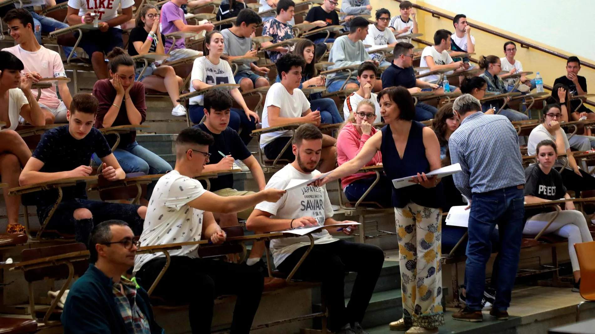 Un grupo de estudiantes reciben los exámenes para realizar la EBAU