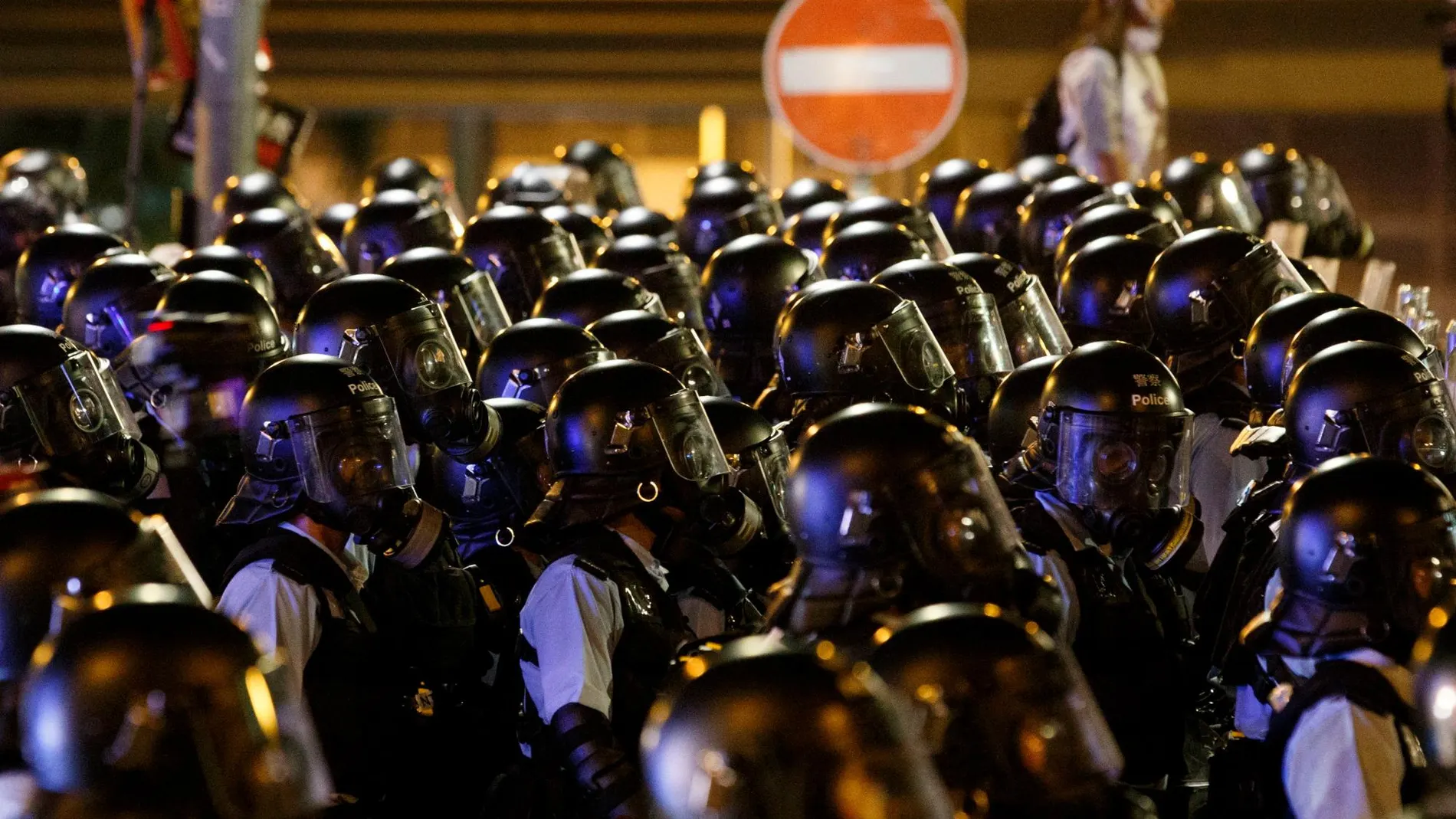 Policias antidisturbios en Hong Kong
