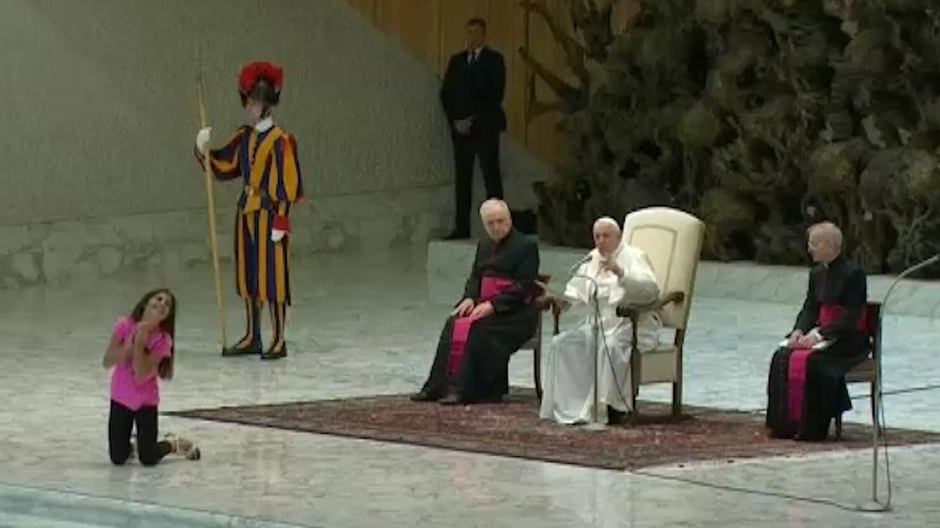 Una niña interrumpe el discurso del Papa y se pone a jugar frente a él