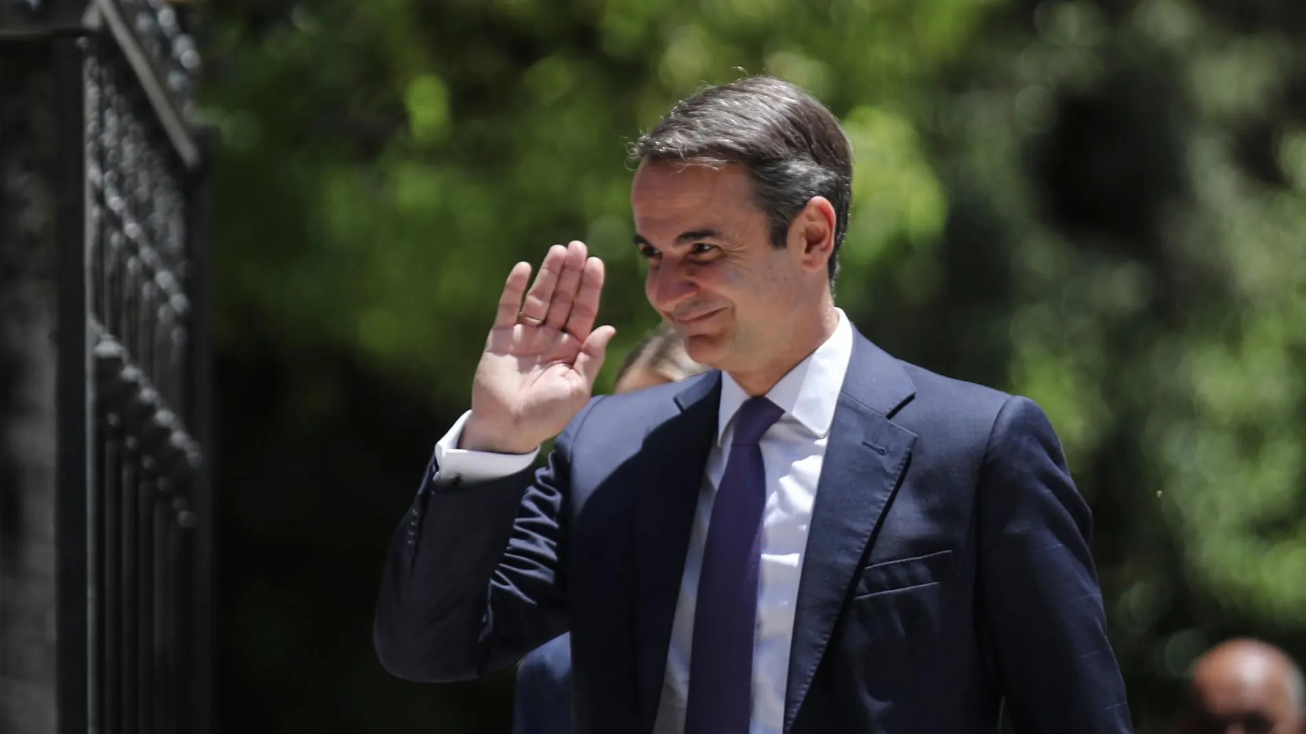 El recién nombrado primer ministro griego, Kyriakos Mitsotakis, saluda después de su ceremonia de investidura, en el Palacio Presidencial en Atenas/ AP