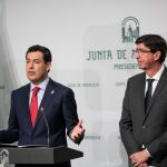 El presidente de la Junta de Andalucía, Juanma Moreno, junto al vicepresidente de la Junta, Juan Marín, en la rueda de prensa posterior a la reunión semanal del Consejo de Gobierno de la Junta de Andalucía / EP