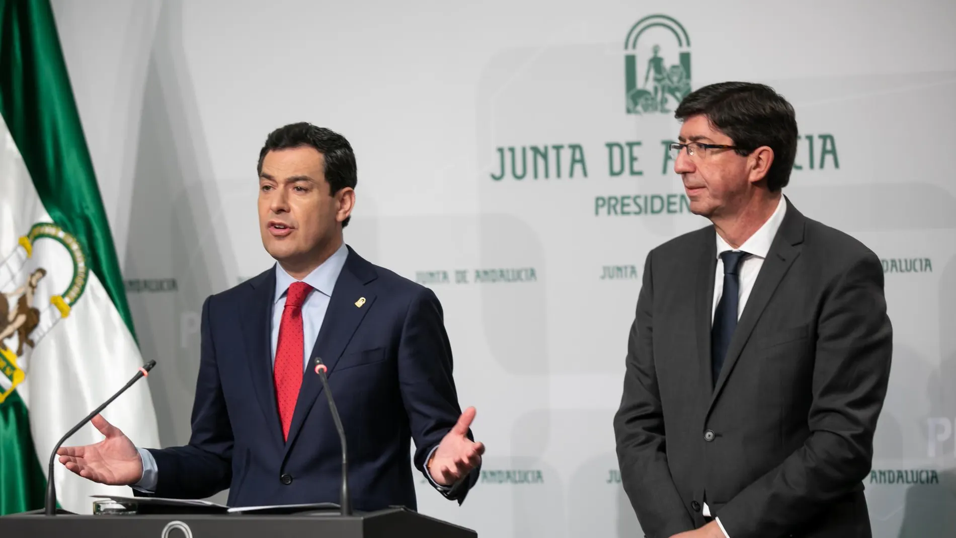 El presidente de la Junta de Andalucía, Juanma Moreno, junto al vicepresidente de la Junta, Juan Marín, en la rueda de prensa posterior a la reunión semanal del Consejo de Gobierno de la Junta de Andalucía / EP