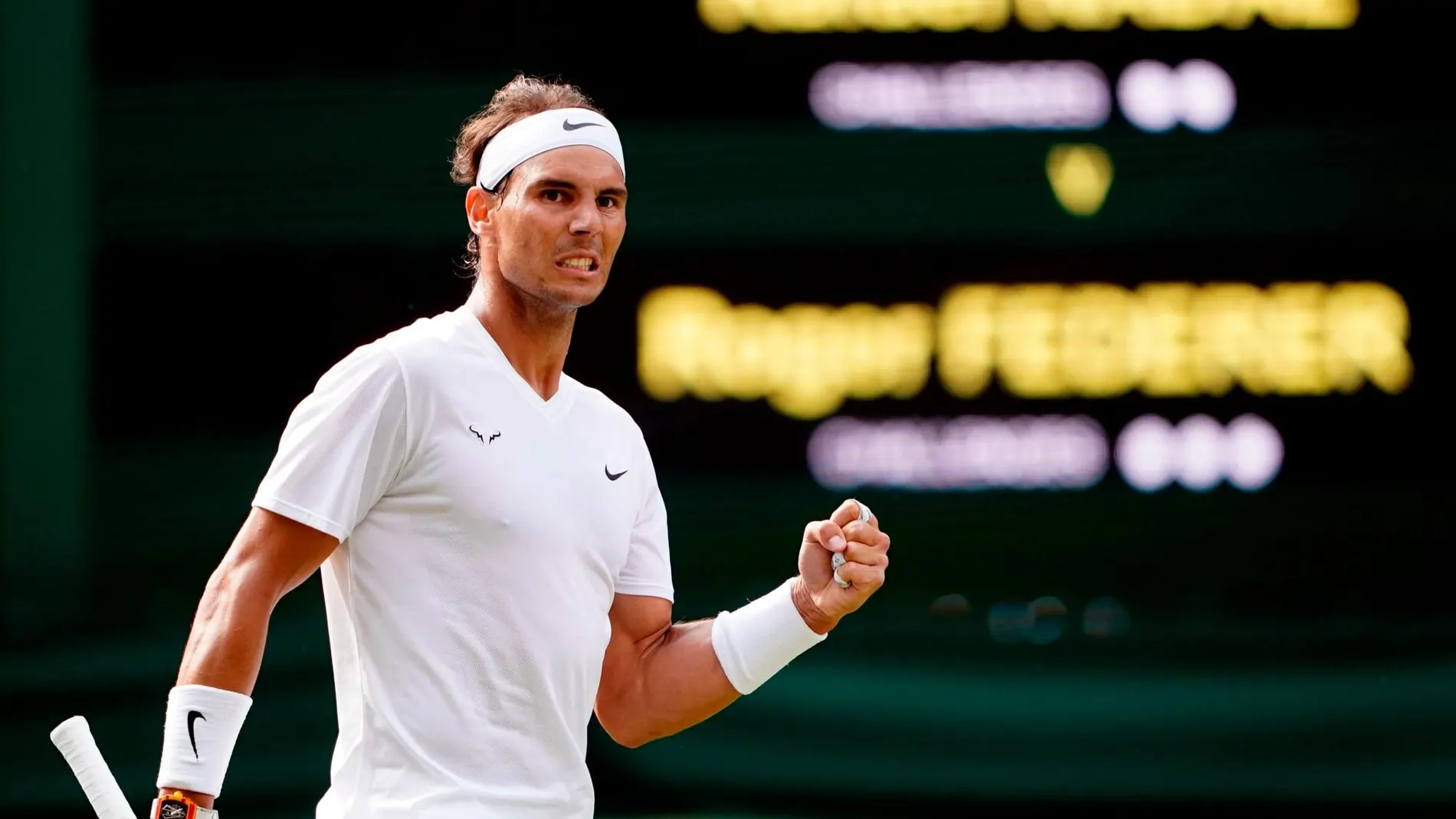 Rafael Nadal celebra un punto ante Federer. (Foto: Efe)