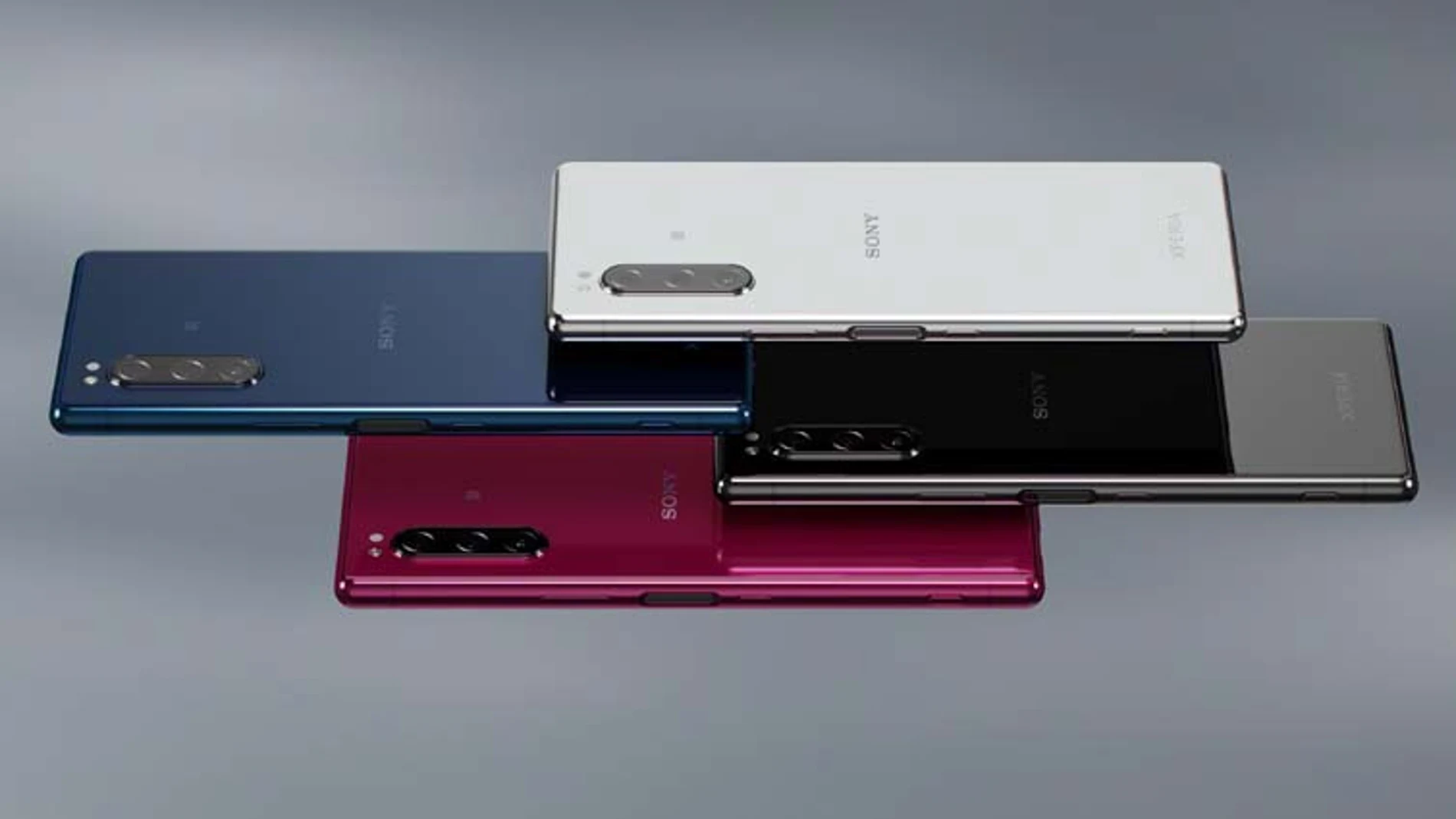 A falta de conectividad 5G por confirmar, el Xperia 5 apuesta por la calidad fotográfica con triple cámara y tecnología Eye AF.