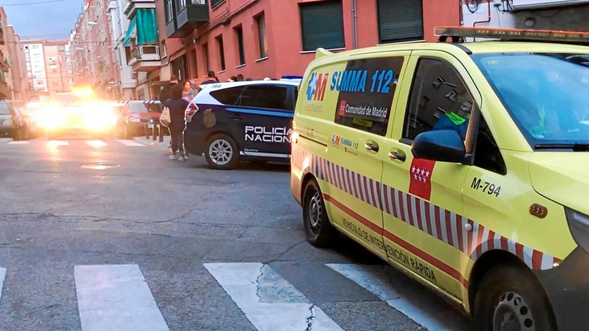Los hechos tuvieron lugar sobre las 18:40 horas en el número 15 de la calle Juan Pascual, en Ciudad Lineal / Emergencias 112