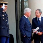 Bill Clinton habla con Zapatero en el funeral de Chirac/Reuters