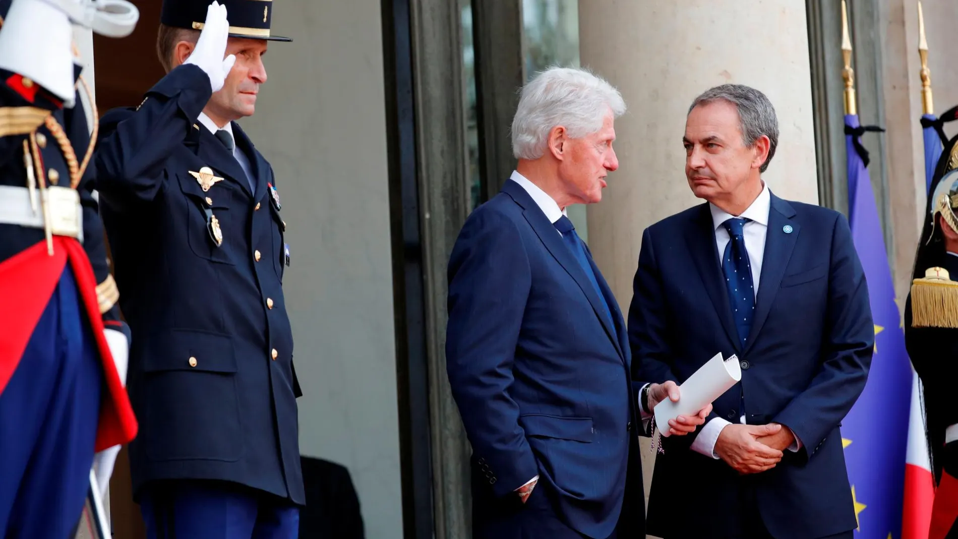 Bill Clinton habla con Zapatero en el funeral de Chirac/Reuters