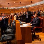 La bancada popular, con Juan Vicente Herrera a la cabeza, aplaude al investido presidente de la Junta de Castilla y León, Alfonso Fernández Mañueco, tras finalizar el debate parlamentario