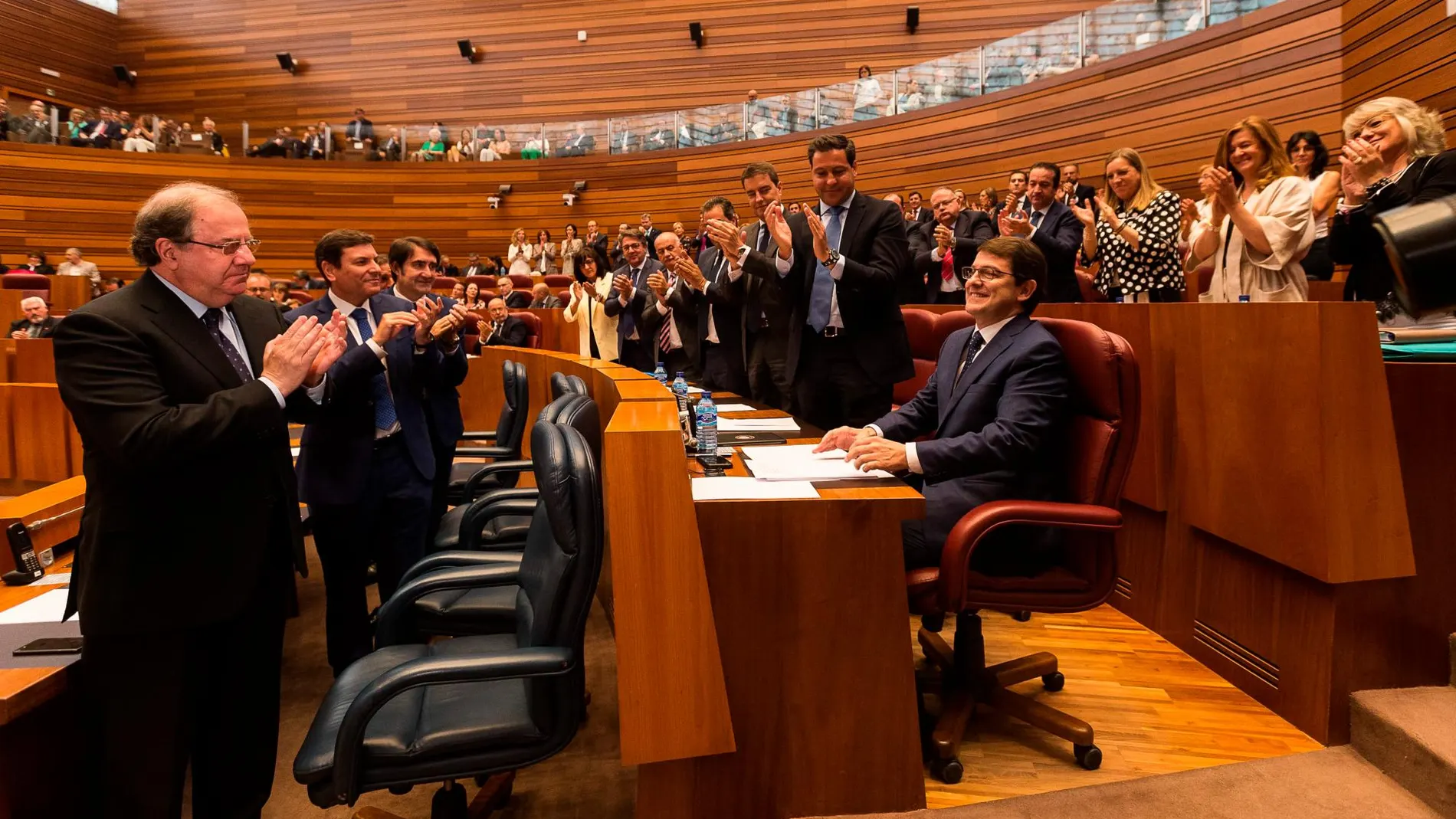 La bancada popular, con Juan Vicente Herrera a la cabeza, aplaude al investido presidente de la Junta de Castilla y León, Alfonso Fernández Mañueco, tras finalizar el debate parlamentario