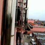 Niño atrapado en los barrotes de su balcón