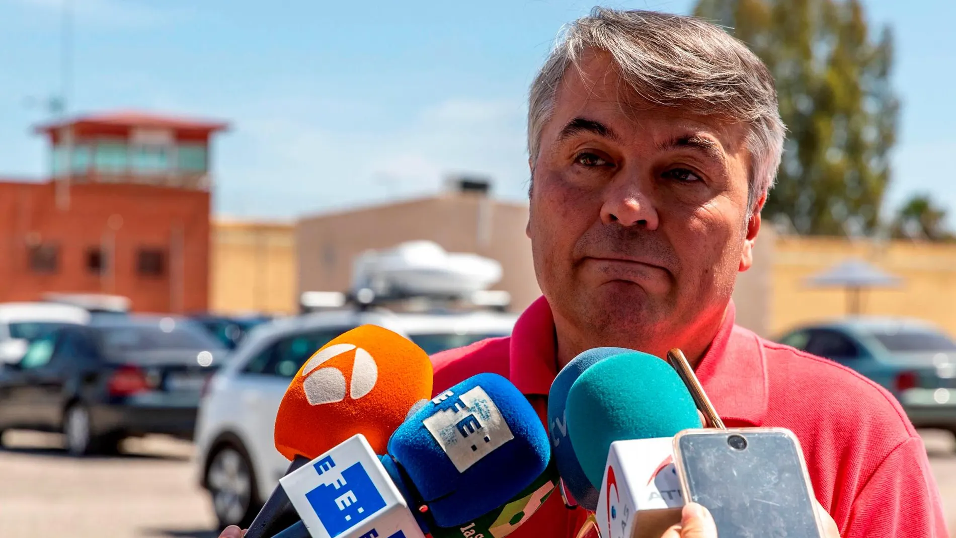 El abogado de “La Manada”, Agustín Martínez, atiende a los medios hoy ante la prisión Sevilla I