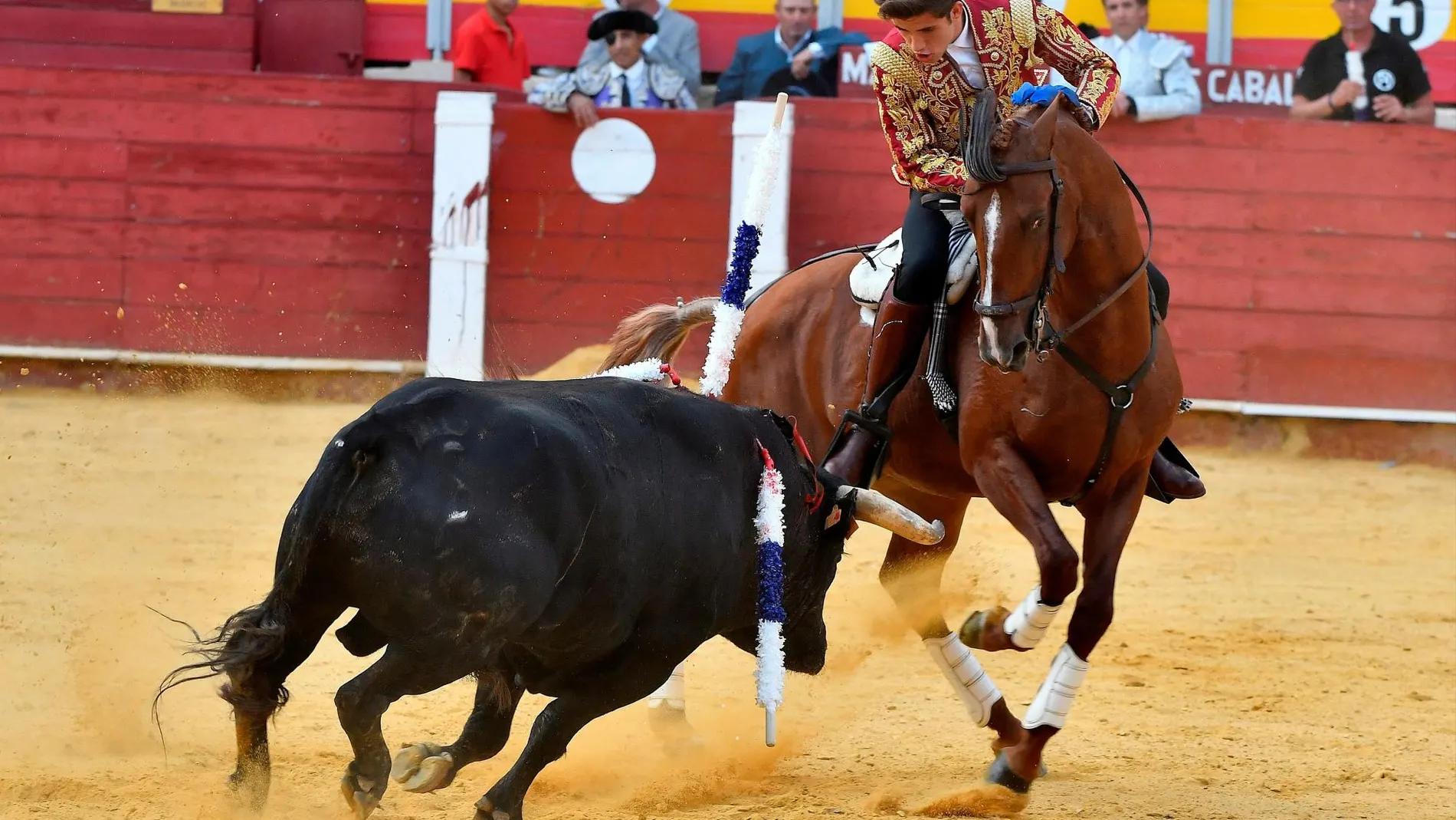 El rejoneador Guillermo Hermoso de Mendoza en la lidia de su primer toro en la ultima corrida de abono de la Feria de Almería