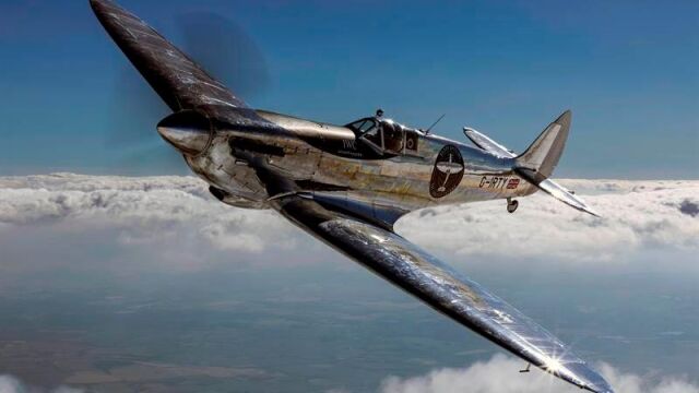 El caza Silver Spitfire de 1943, uno de los aviones más emblemáticos de la II Guerra Mundial, en el que los pilotos Matt Jones y Steve Brooks, volarán desde el próximo 5 de agosto en un viaje de vuelta al mundo