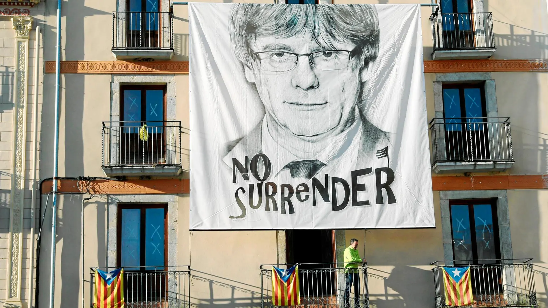 Una pancarta con la figura de Puigdemont en el municipio de Amer (Gerona) alienta al ex presidente de la Generalitat a «no rendirse» / Reuters
