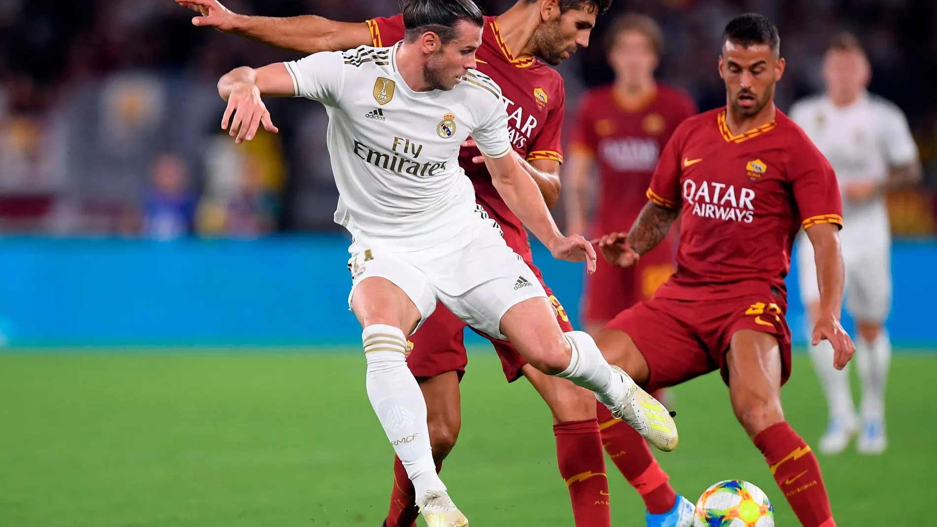 Bale disputa un balón ante Federico Fazio
