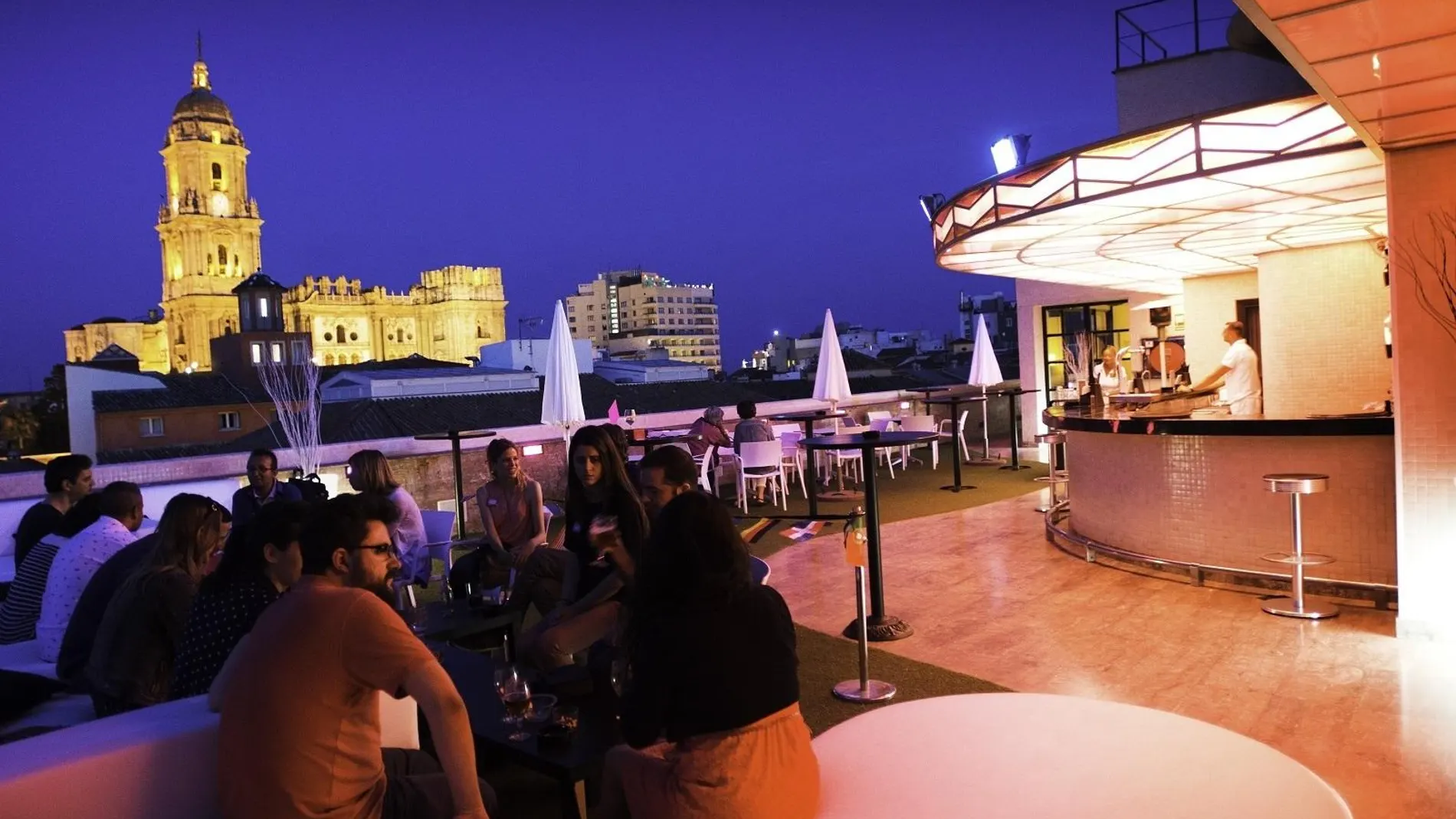Unos turistas disfrutan de las vistas que ofrece una terraza de un hotel de Málaga