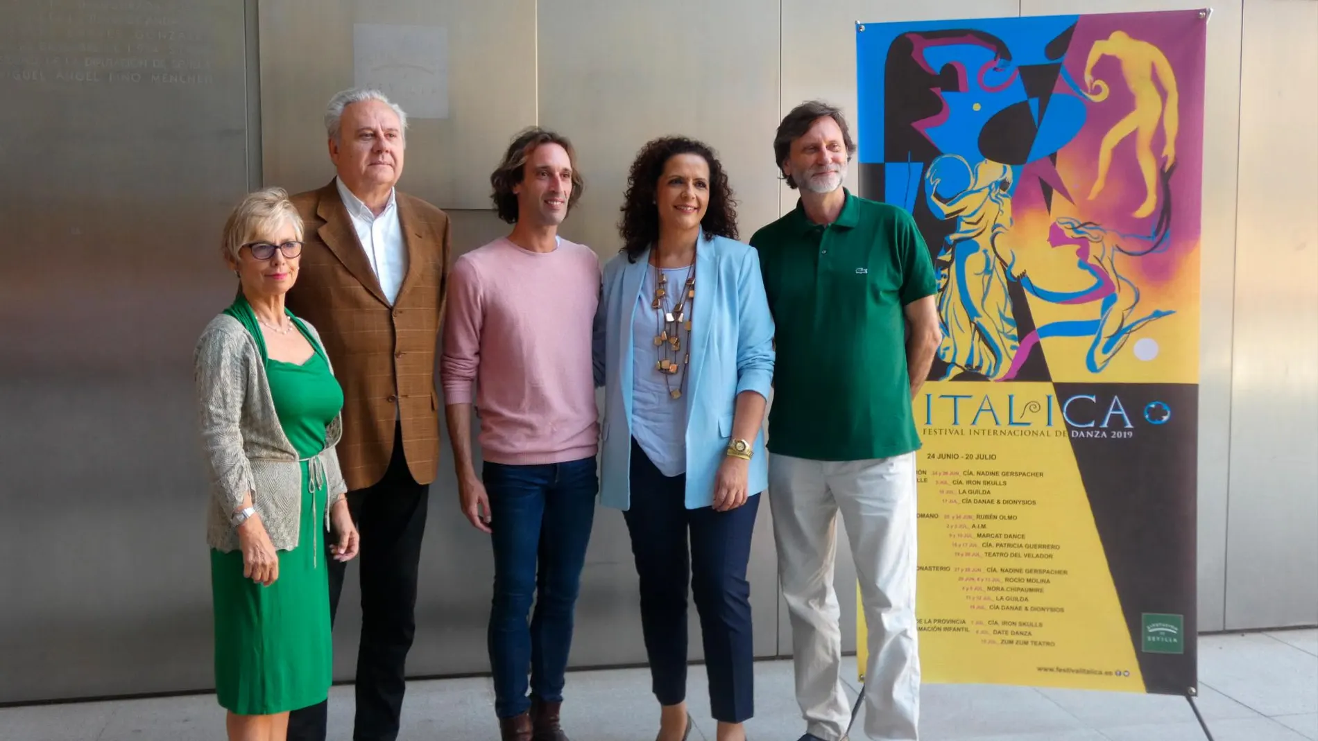 El director de la obra, Rubén Olmo (en el centro), durante la inauguración del Festival junto a los responsables de la Diputación de Sevilla