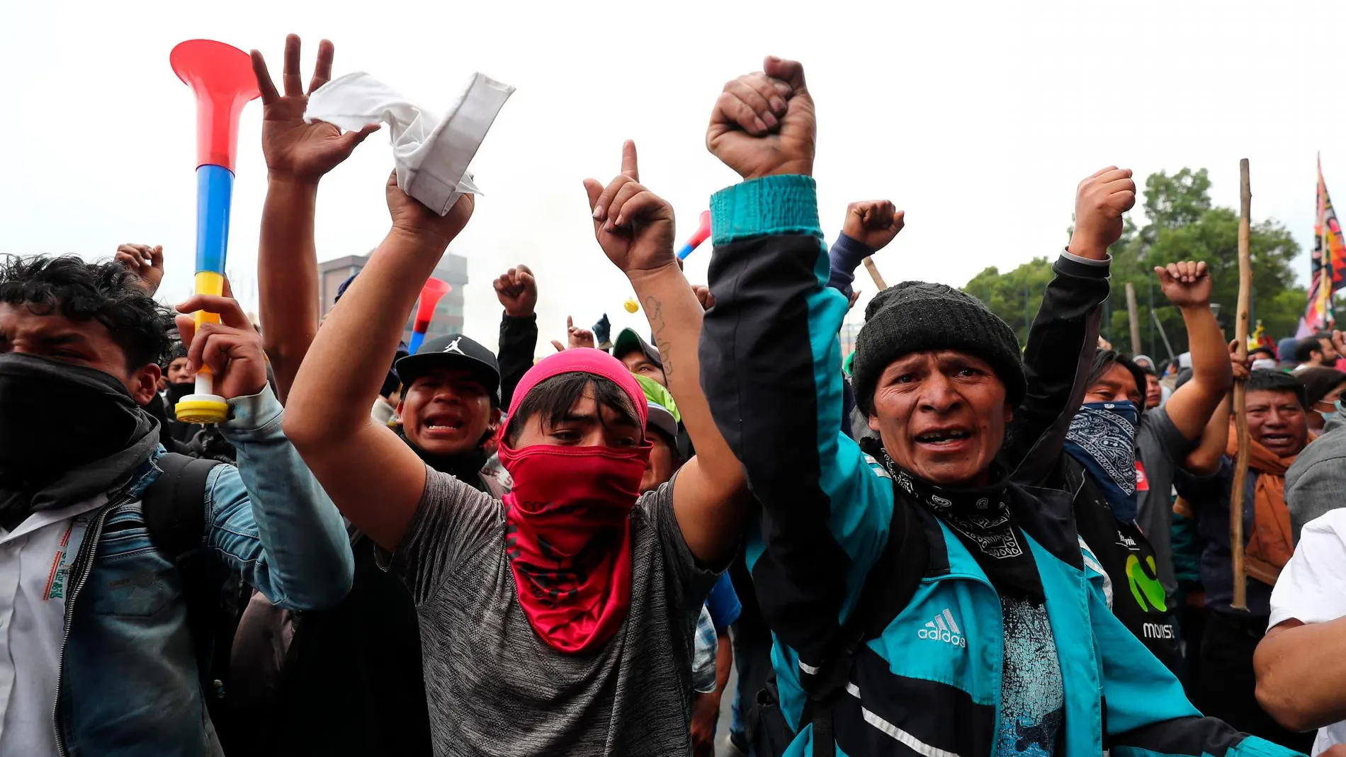 Manifestantes indígenas toman este martes el edificio de la Asamblea Nacional de Quito (Ecuador). EFE/ José Jácome