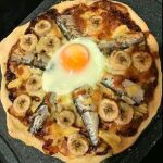 Pizza con sardinas y plátano, uno de los platos denunciado por el “Cuerpo Nacional Gastronómico”