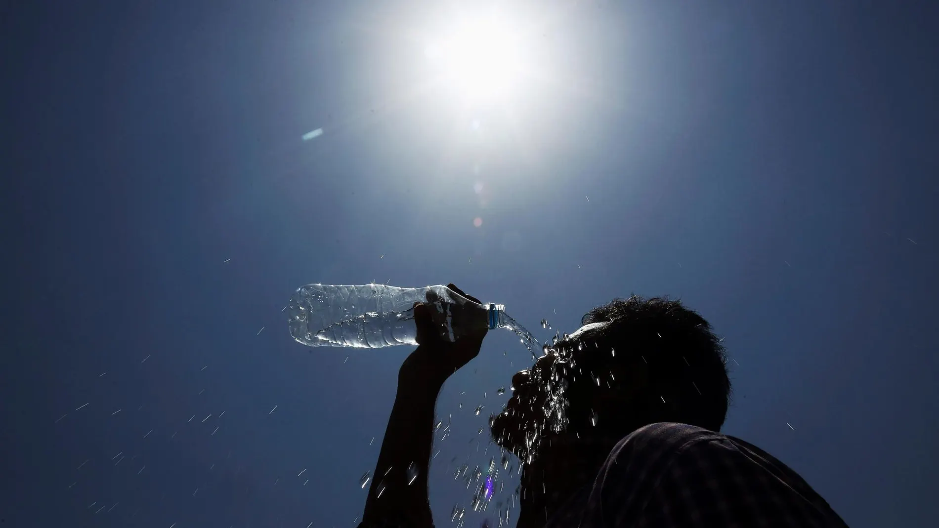La Consejería de Salud recomienda hidratarse bien ante las altas temperaturas que se registrarán en la Región durante las próximas jornadas